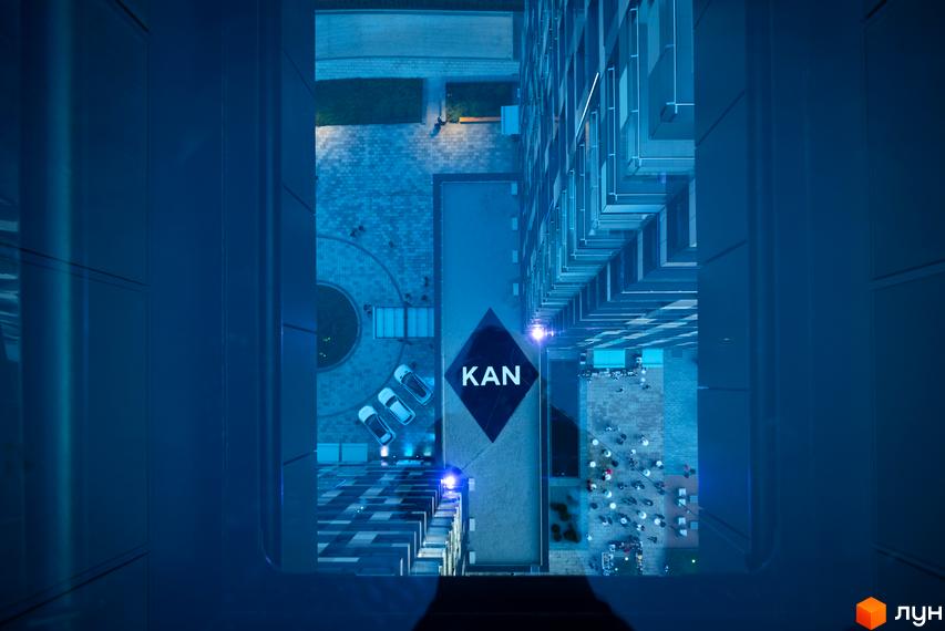 Житловий комплекс Tetris Hall - вид зверху на будівлі та прибудинкову територію з логотипом KAN. Сучасний житловий комплекс з упорядкованою територією.