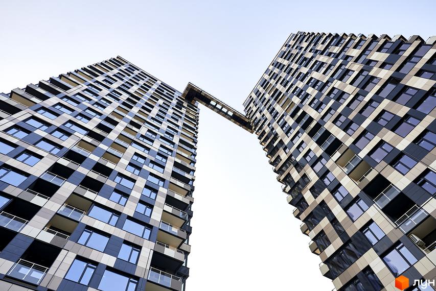 Дві висотні будівлі ЖК Tetris Hall, з'єднані скляним переходом. Фасади оздоблені плиткою двох кольорів, що створює геометричний візерунок.