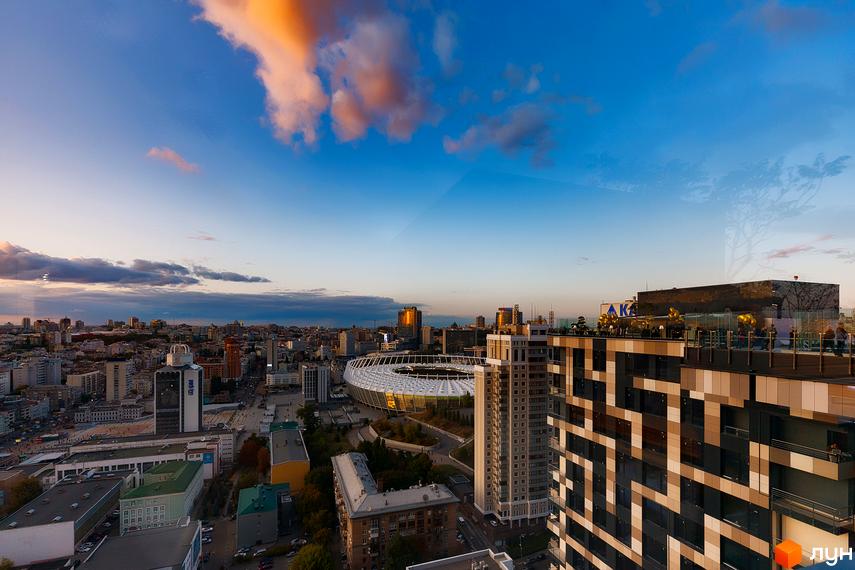 Вид на житловий комплекс Tetris Hall з висоти пташиного польоту на заході сонця. Сучасна архітектура та міський пейзаж.