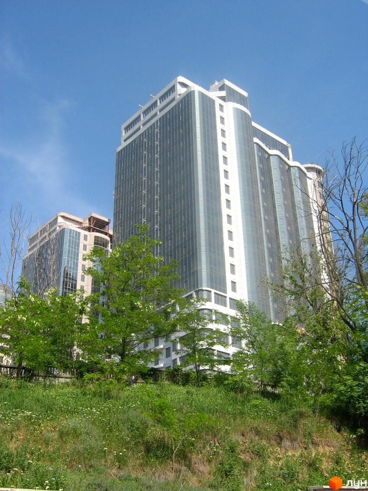 Житловий комплекс Гагарін Плаза 1 з сучасною архітектурою та зеленими насадженнями на прибудинковій території.