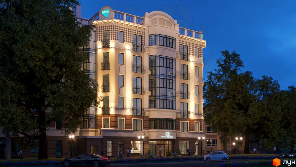 Фасад житлового комплексу Victory Club House з вікнами, балконами та елементами декору. Навколо будівлі дерева та вуличне освітлення.