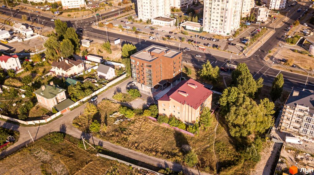 Вид зверху на клубний будинок