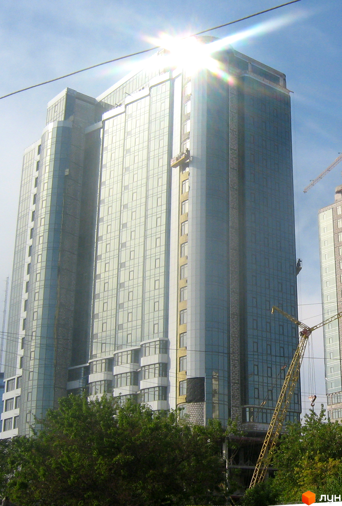 Житловий комплекс Гагарін Плаза 1 з сучасним фасадом. Прибудинкова територія з зеленими насадженнями та будівельною технікою.