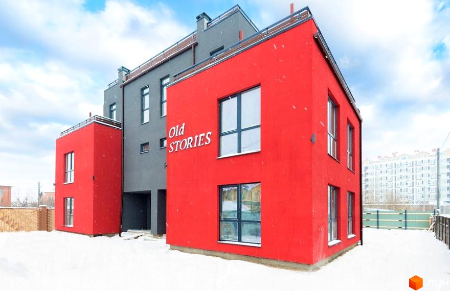 Таунхауси Old Stories з червоними та сірими фасадами взимку, на тлі хмарного неба та сусідніх будівель.