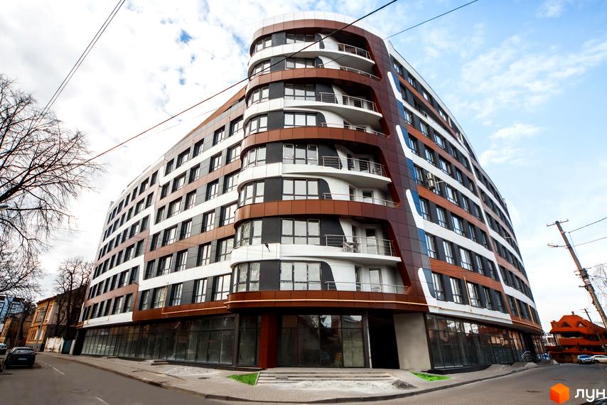 Зображення фасаду Житлового комплексу Парус Life. Багатоповерхова будівля з коричневим та білим оздобленням, великі вікна.