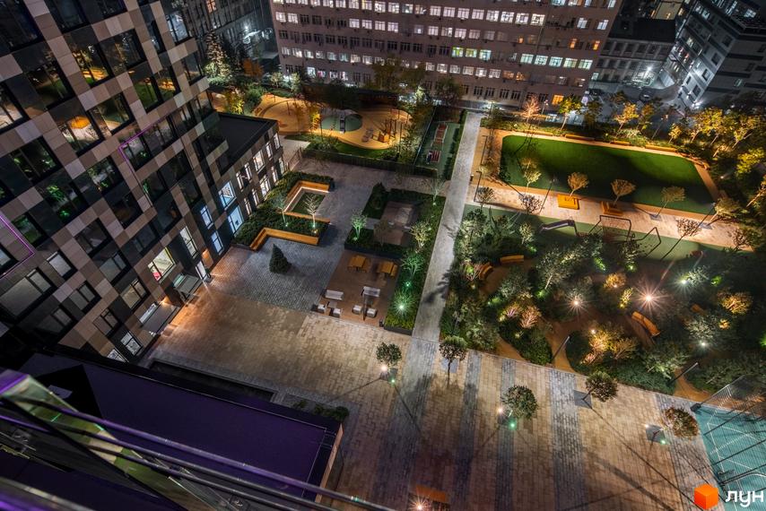 Житловий комплекс Tetris Hall з фасадами з геометричних форм. Прибудинкова територія з дитячим майданчиком, зонами відпочинку та освітленням.