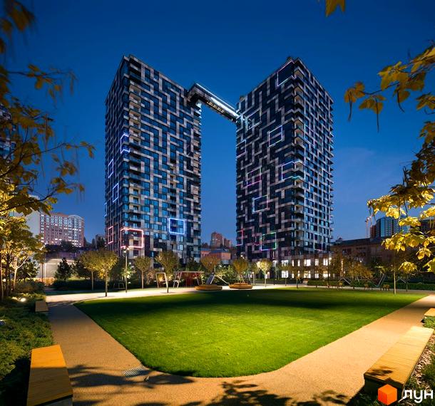 Житловий комплекс Tetris Hall з двома вежами, з'єднаними містком, та доглянутим парком з газоном і лавками. Зовнішній вигляд будівель та прибудинкова територія.