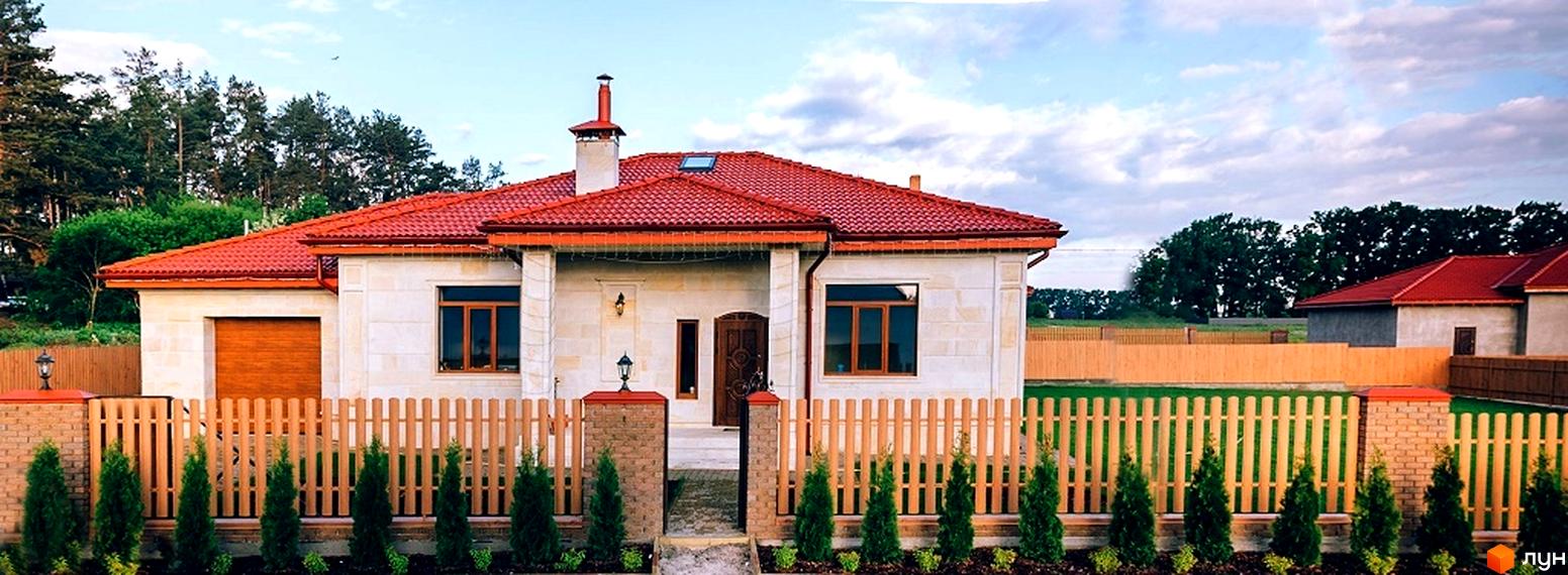 Котеджне містечко КМ Villa Grace: одноповерховий будинок з червоним черепичним дахом, дерев'яним парканом та зеленими насадженнями.