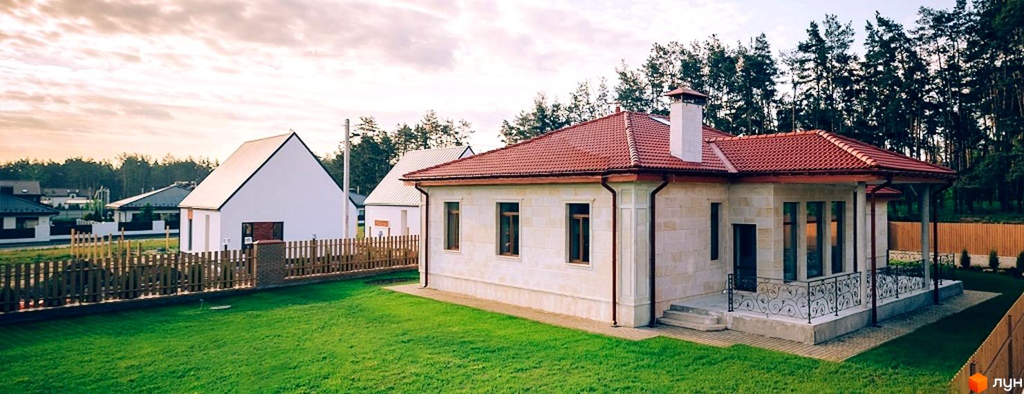 Котеджне містечко КМ Villa Grace: одноповерховий будинок з червоним черепичним дахом та світлим фасадом, доглянутий газон та паркан.