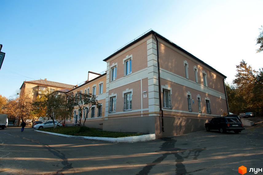 Зовнішній вигляд будинку за адресою пров. Керамічний, 7. Прибудинкова територія з деревами та припаркованими автомобілями.