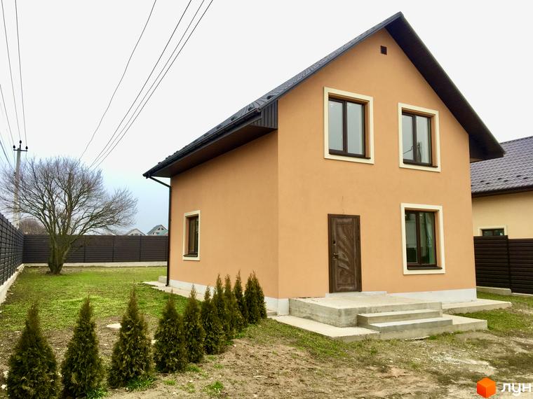 Котеджне містечко КМ Green House: двоповерховий будинок з помаранчевою штукатуркою та темним дахом, зелений газон та дерева навколо.