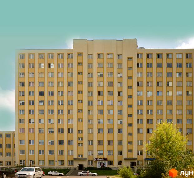 Житловий комплекс Набережна – це багатоповерхова жовта будівля з численними вікнами. Перед будинком розташована прибудинкова територія з деревами та автомобілями.