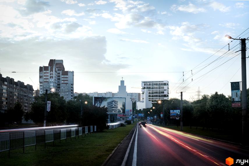 Новобудова на вулиці Варшавська, 201а. Сучасний житловий комплекс з багатоповерховими будинками та розвиненою інфраструктурою.