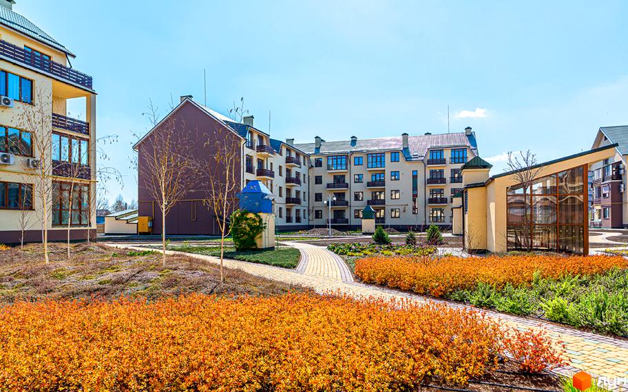 Житловий комплекс ЖК Бородино з сучасними будинками та доглянутою прибудинковою територією, озелененням та пішохідними доріжками.