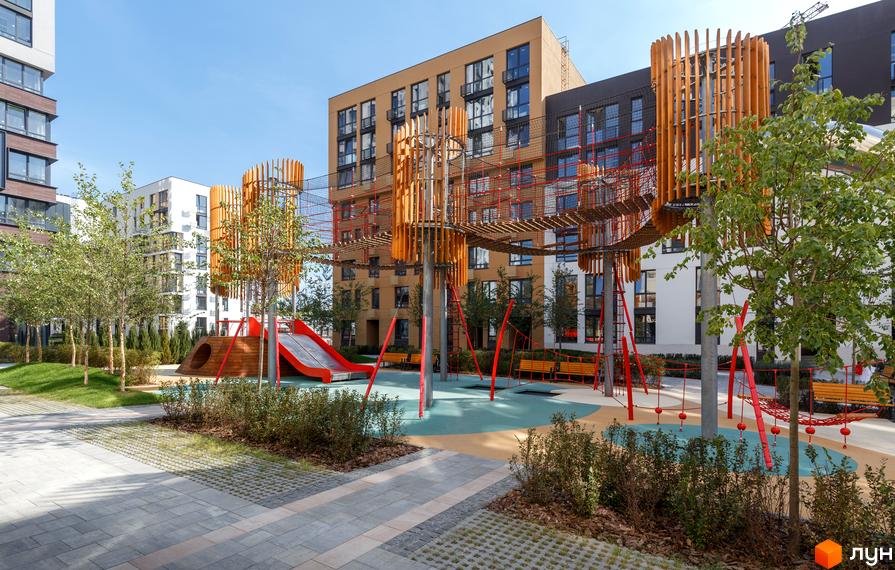 Житловий комплекс Файна Таун з багатоповерховими будинками та великим внутрішнім двором. На території облаштований дитячий майданчик з мотузковим парком, гіркою та зеленими насадженнями.