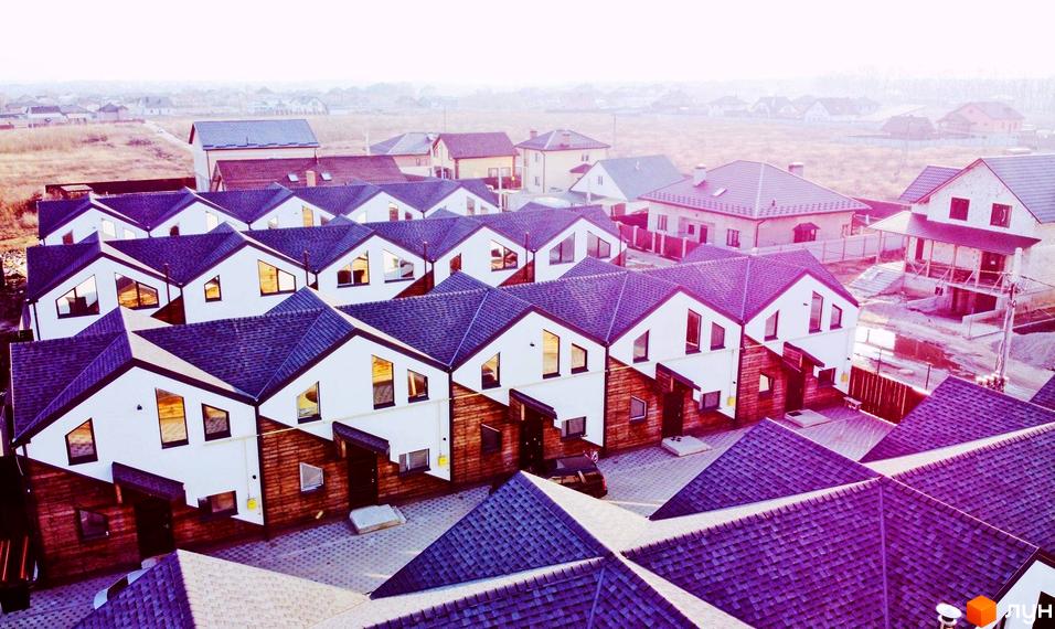 Фото таунхаусів з темними дахами та білими стінами в Житловому комплексі 