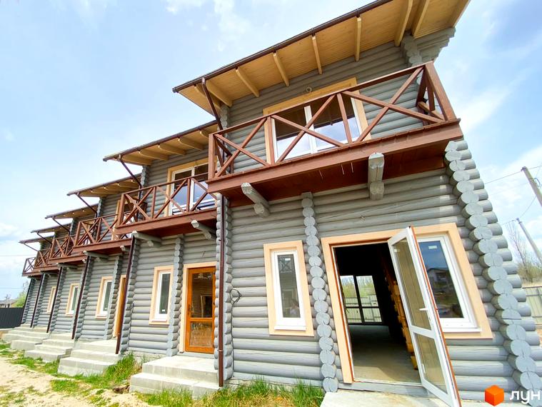 Таунхауси LEVEL – це двоповерхові будинки з дерев'яних колод з балконами. Навколо будинків облаштовані бетонні доріжки та зелені насадження.