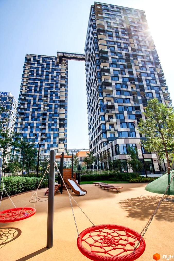 Житловий комплекс Tetris Hall: дві висотні будівлі з оригінальним фасадом, з'єднані переходами. На території розташований дитячий майданчик з гойдалками та гіркою.