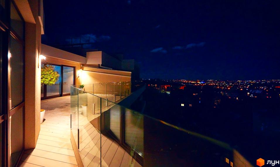 Вид з балкона на нічне місто, що сяє вогнями. Тераса з скляною огорожею та освітленням. Новобудова ЖК GREEN LAND.