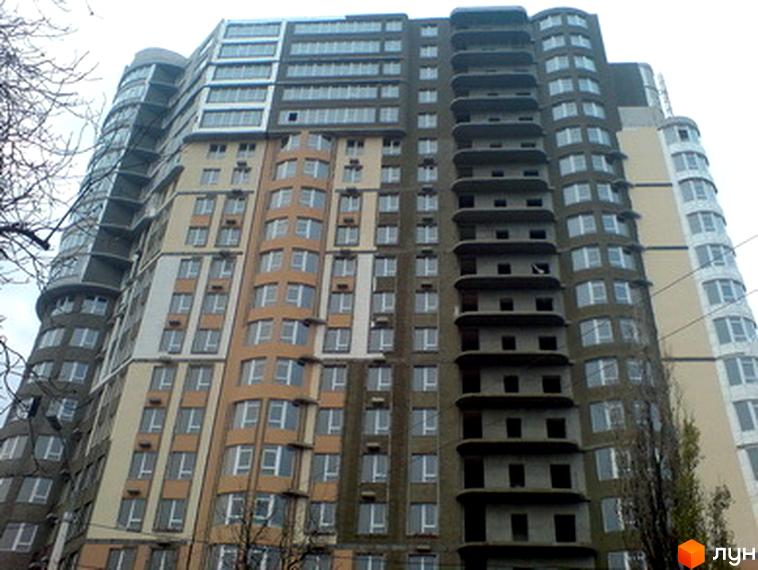 Житловий комплекс Фонтан з сучасною архітектурою та великими вікнами, оточений зеленими насадженнями.