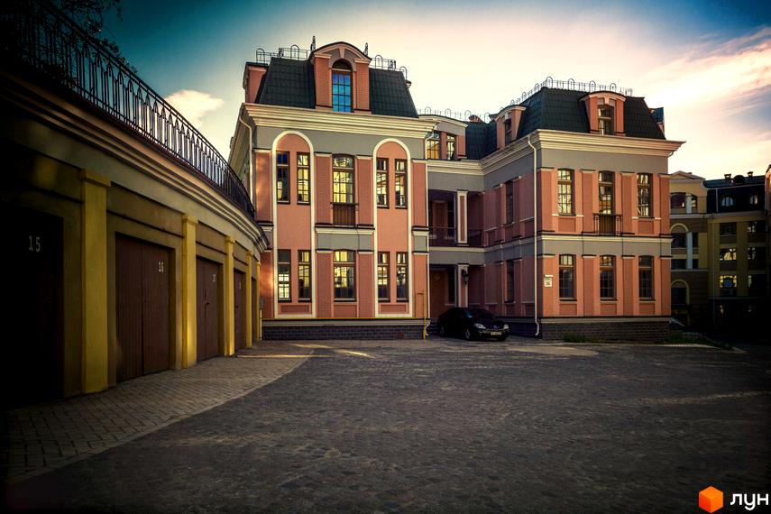 Житловий комплекс Воздвиженка з фасадом у пастельних тонах та прибудинковою територією з парковкою.