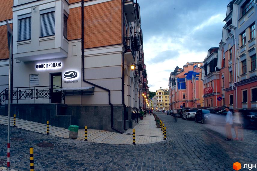 Зовнішній вигляд офісу продажу ЖК Воздвиженка з вулиці, поруч з прибудинковою територією та пішохідною зоною.