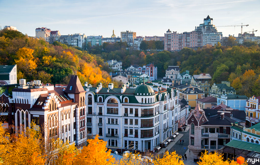 Житловий комплекс Воздвиженка з архітектурними елементами, оточений осіннім ландшафтом та зеленими насадженнями.