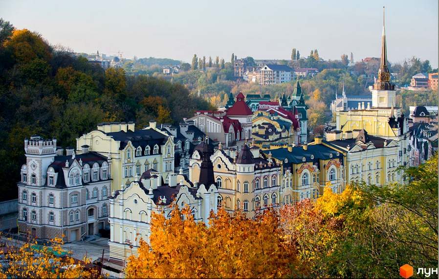 Житловий комплекс Воздвиженка з елегантними фасадами та зеленими насадженнями на прибудинковій території.