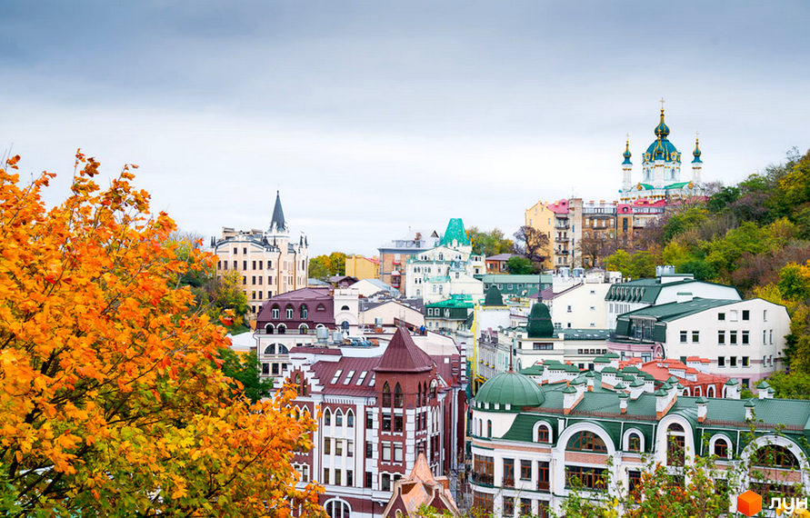 Житловий комплекс Воздвиженка - мальовничий краєвид з осінніми деревами та старовинною архітектурою. Огляньте красиві фасади будинків та зелені дахи.