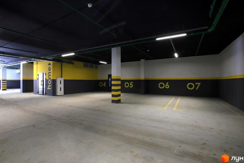 Паркінг у Клубному будинку „InCo Home на Подолі“. Підземний паркінг з нумерацією місць, освітленням та розміткою.