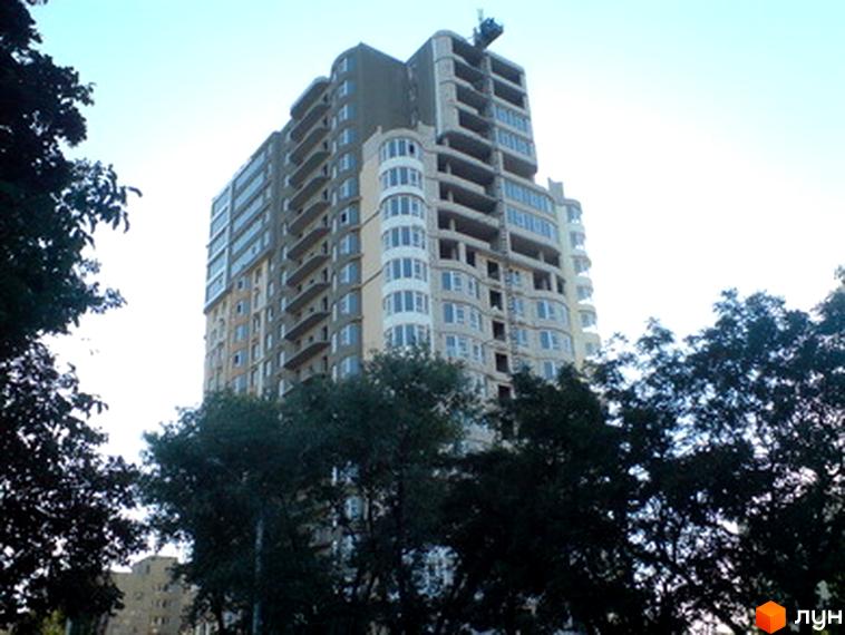 Житловий комплекс ЖК Фонтан з сучасною архітектурою та прибудинковою територією, оточений зеленими насадженнями.