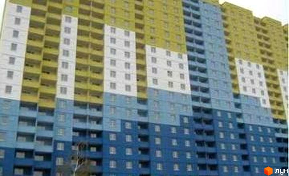 Житловий комплекс на вул. Костянтина Данькевича з кольоровим фасадом. Прибудинкова територія має озеленення та зони відпочинку.