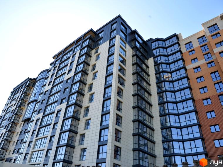 Житловий комплекс Яровиця. Зовнішній вигляд новобудови з панорамними вікнами та різнокольоровими фасадами.