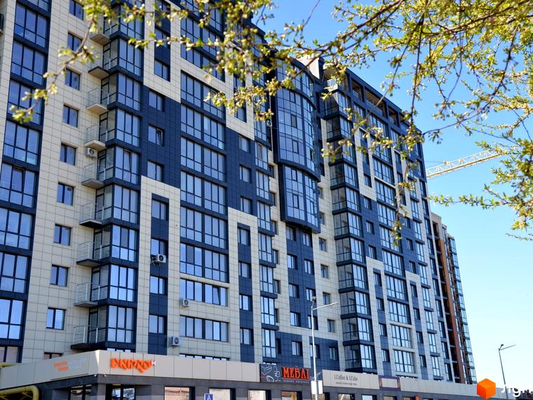 Житловий комплекс Яровиця - сучасна багатоповерхова новобудова з панорамними вікнами та балконами, фасади оздоблені світлою та темною плиткою. На першому поверсі розташовані комерційні приміщення.