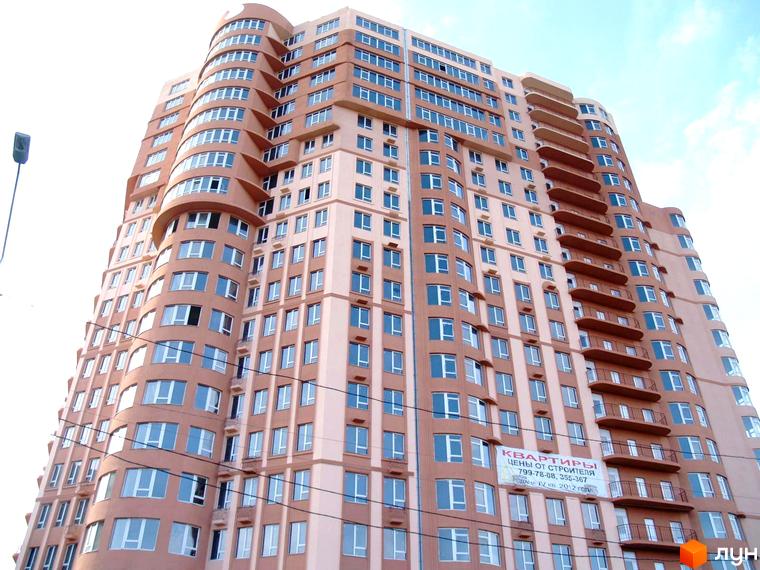 Житловий комплекс ЖК Фонтан з сучасним фасадом та балконами. Прибудинкова територія облаштована для комфортного проживання.