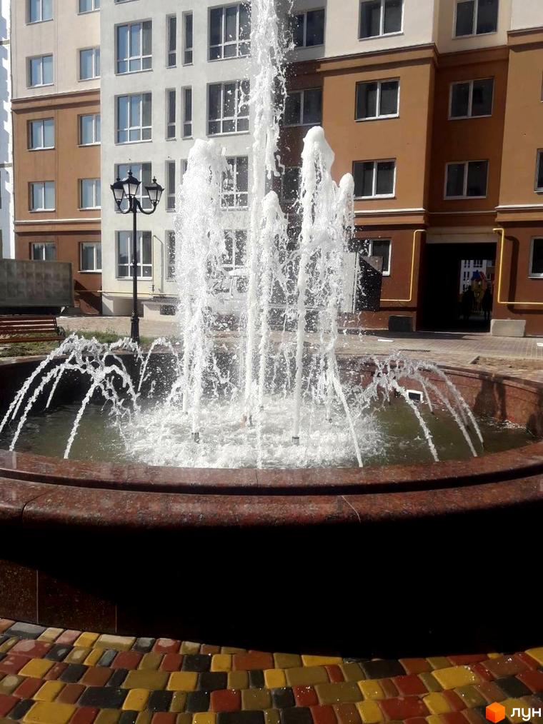 Житловий комплекс Львівський маєток. Зовнішній вигляд будівель та фонтан на прибудинковій території.