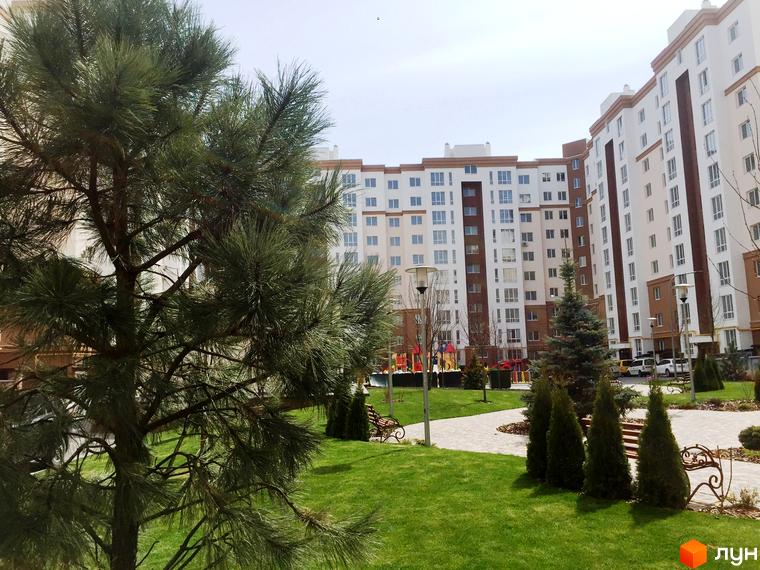 Житловий комплекс Львівський маєток: фасади будівель та доглянута прибудинкова територія з зеленими насадженнями та зонами відпочинку.