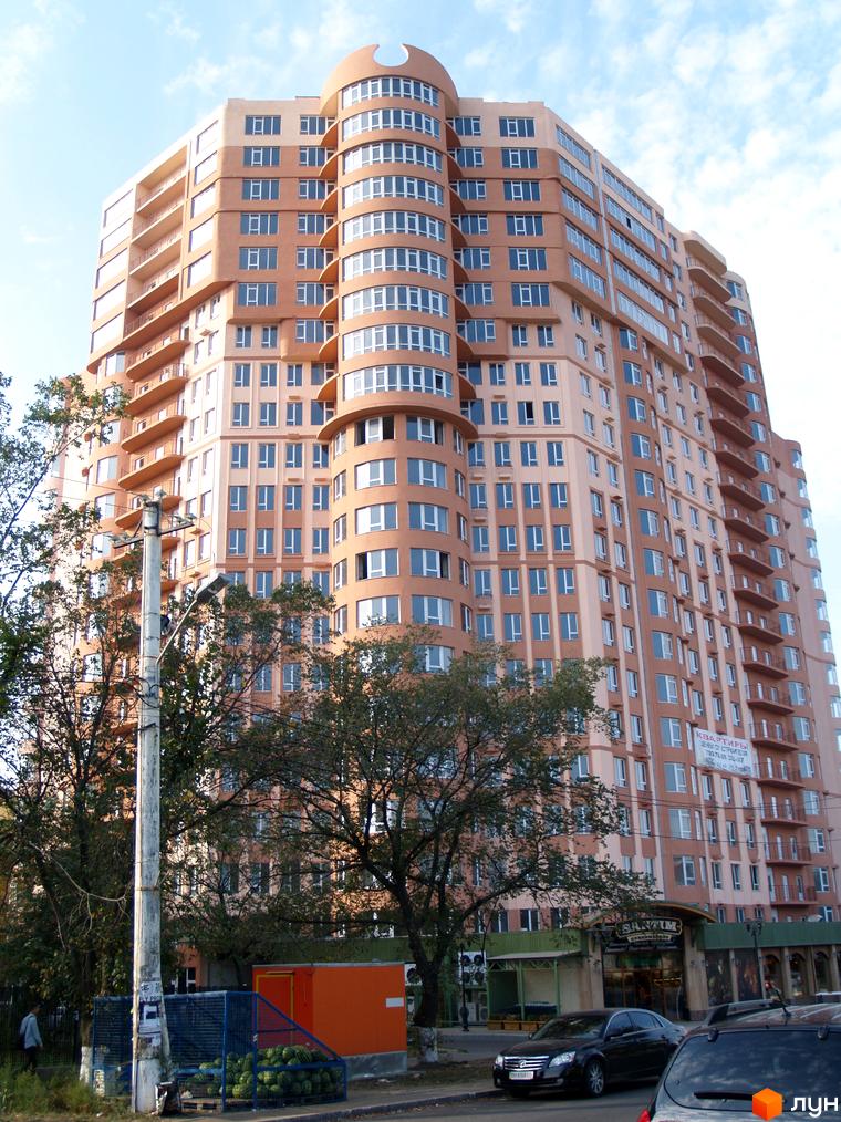 Житловий комплекс ЖК Фонтан з сучасною архітектурою, оточений зеленими насадженнями та прибудинковою територією.