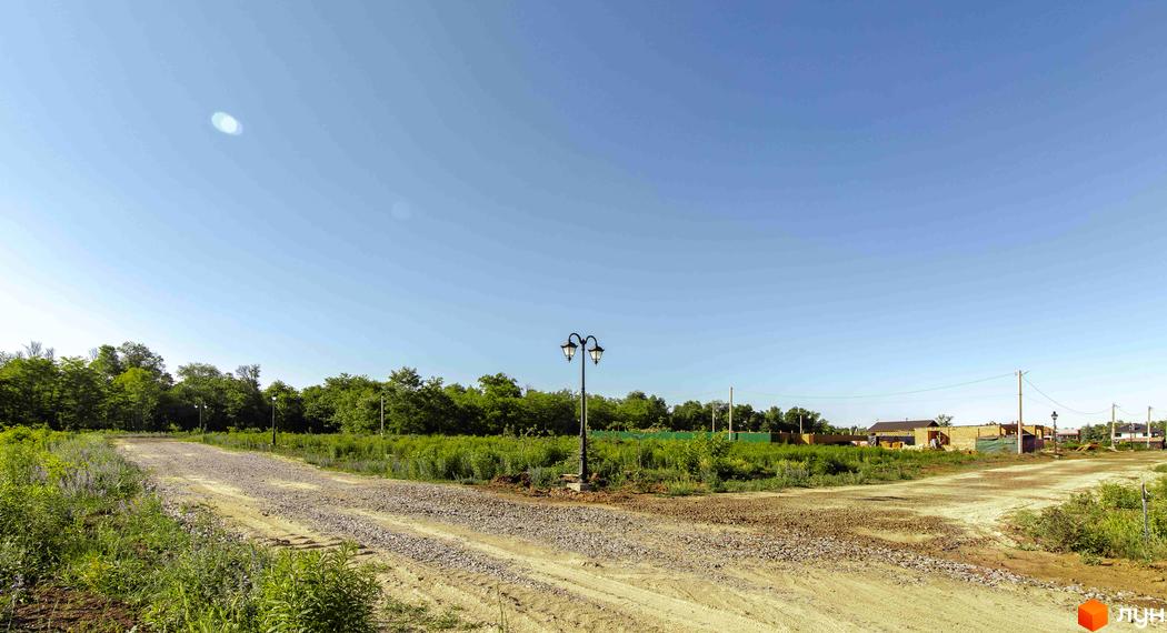 Котеджне містечко Шалє Грааль. Фото території з дорогою та вуличним освітленням.