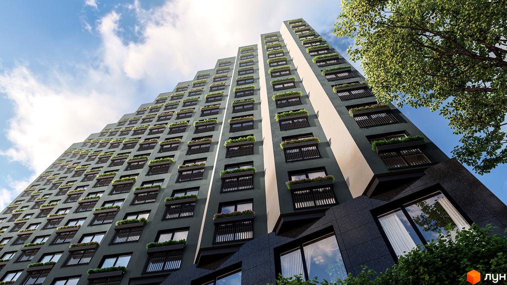 Фасад житлового комплексу Dixie з численними балконами, озелененими рослинами та квітами, на тлі блакитного неба з хмарами. Вид знизу вгору на багатоповерховий будинок.