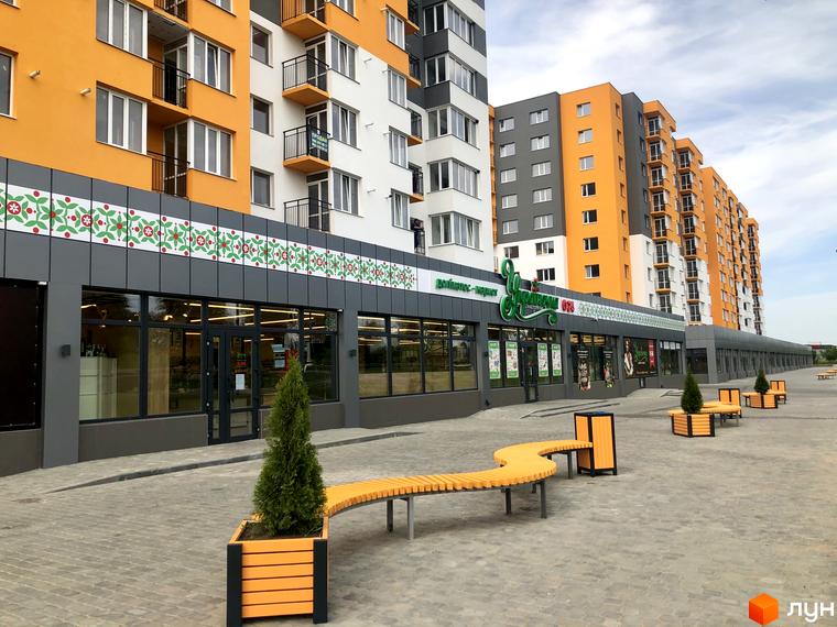 Житловий комплекс Сімейний COMFORT з яскравим фасадом та зеленою зоною відпочинку. Новобудова з комерційними приміщеннями на першому поверсі.