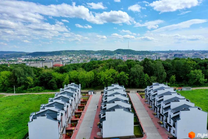 Зображення таунхаусів Raytman Park з висоти пташиного польоту. Вигляд на фасади будинків з сірими дахами та зелену територію навколо.