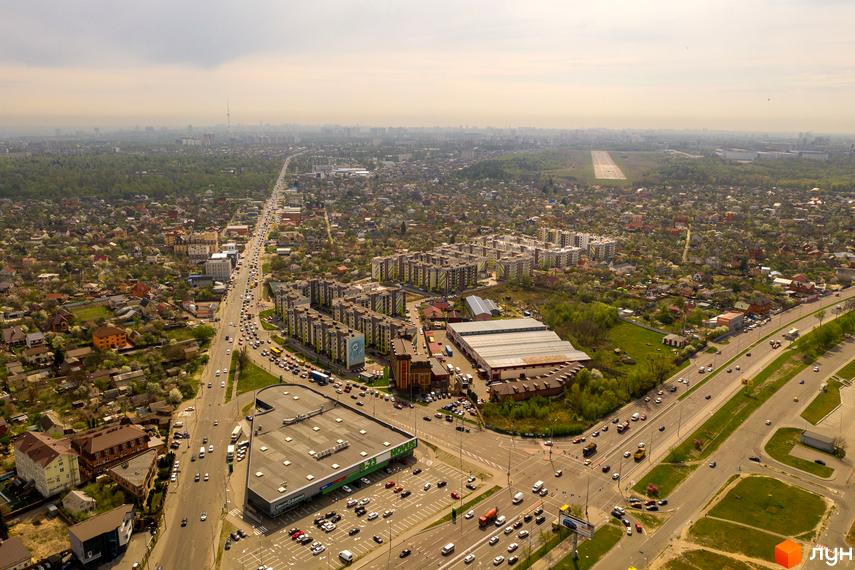 Житловий комплекс Welcome Home на Стеценка з висоти пташиного польоту. На фото видно будинки різної поверховості та прилеглу територію з парковками та дорогами.