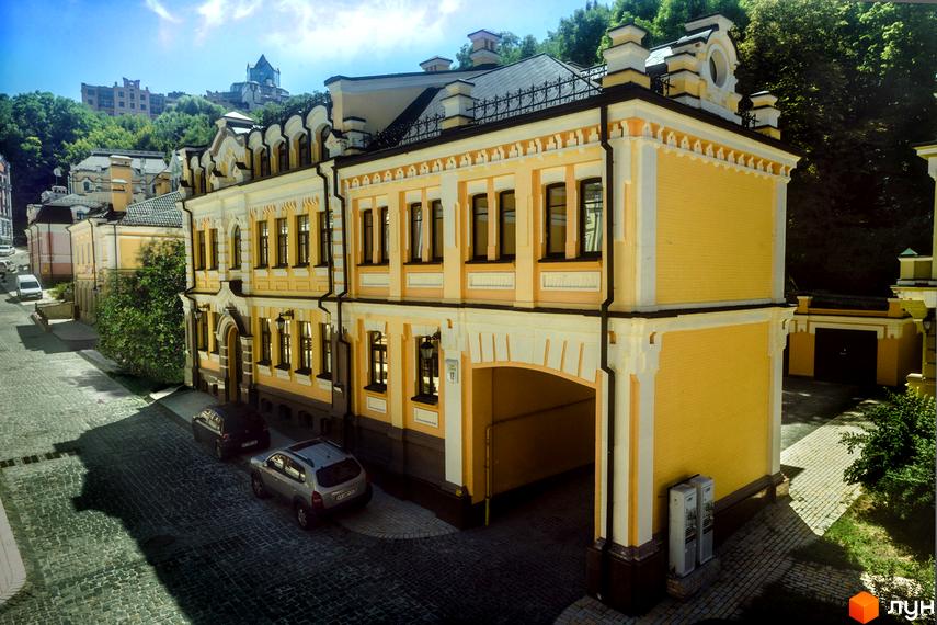 Житловий комплекс Воздвиженка в історичному районі Києва. Фасад будівлі виконаний у світлих тонах з великою кількістю вікон.