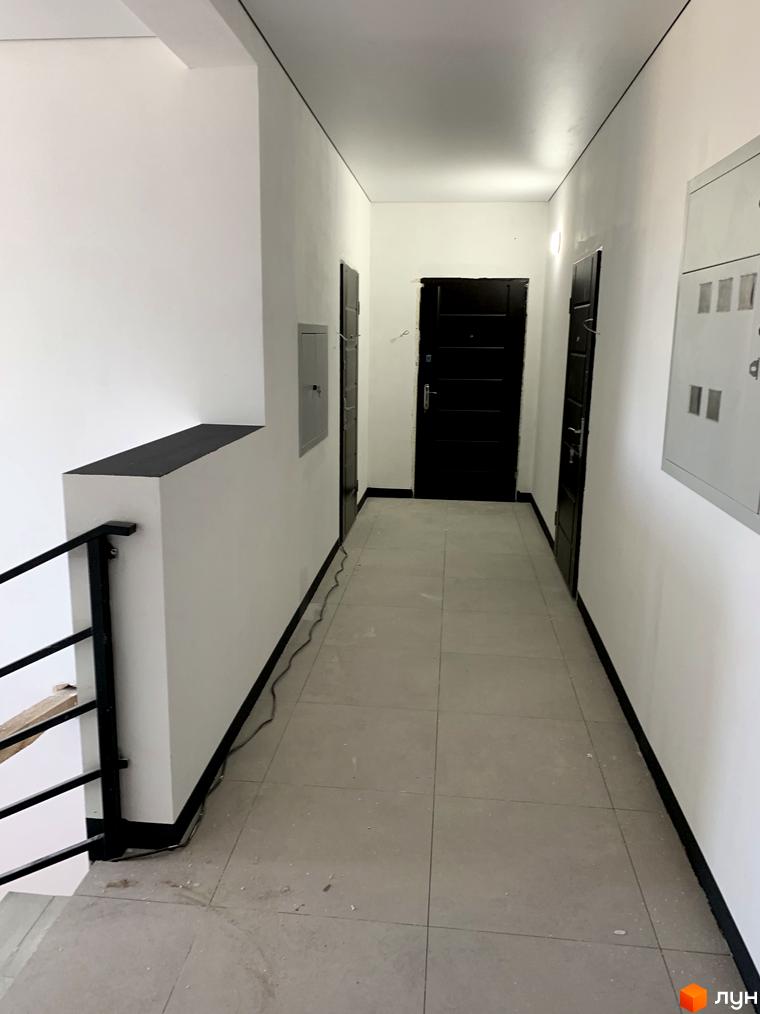 Комплекс Aura: коридор з дверима та перилами. Зовнішній вигляд новобудови.