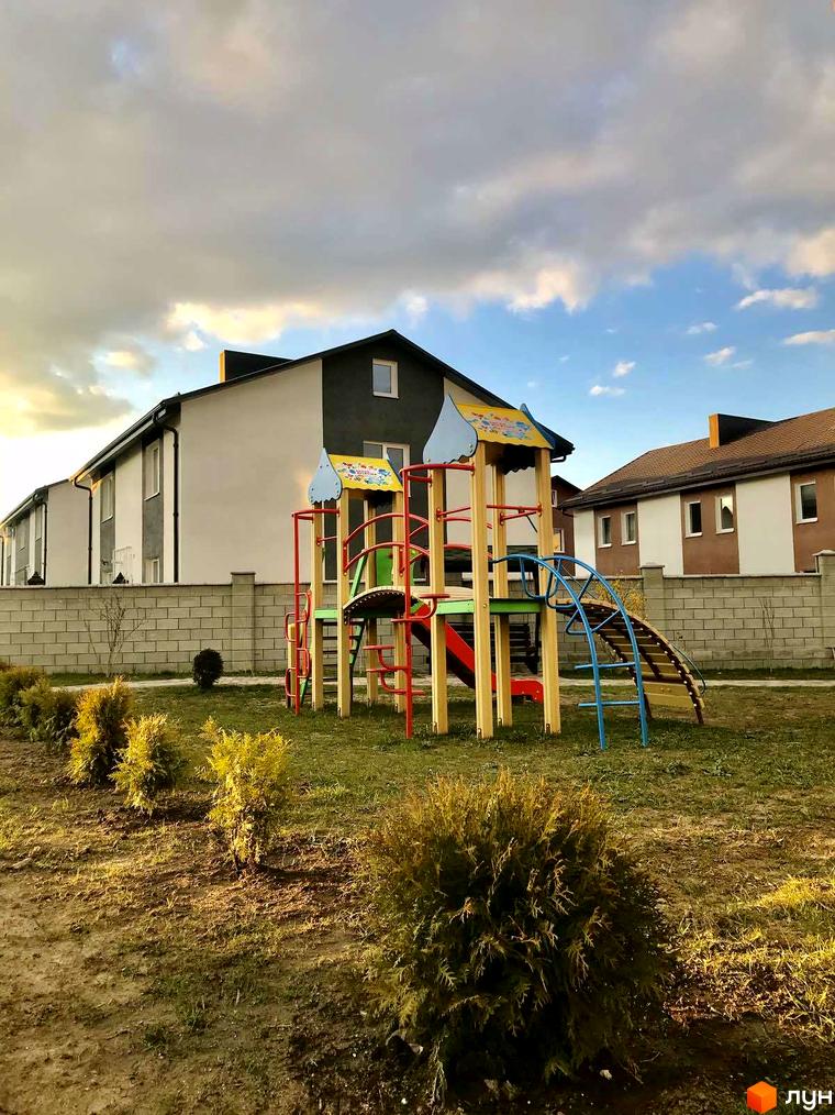 Дитячий майданчик на території житлового комплексу. Таунхауси „Сонячна Долина“ з сучасними фасадами та доглянутою прибудинковою територією.