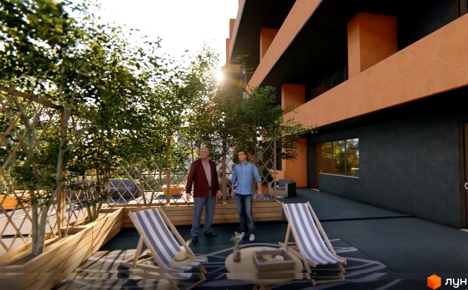Зображення фасаду будівлі Житлового комплексу Сад на Круглій з терасою, шезлонгами та деревами. На території знаходяться двоє чоловіків.
