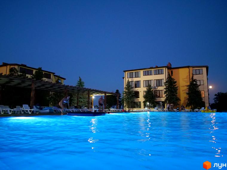 GRAND FAMILY APARTMENTS - новий житловий комплекс із басейном та зонами відпочинку на території. Сучасна архітектура та комфортні умови для проживання.