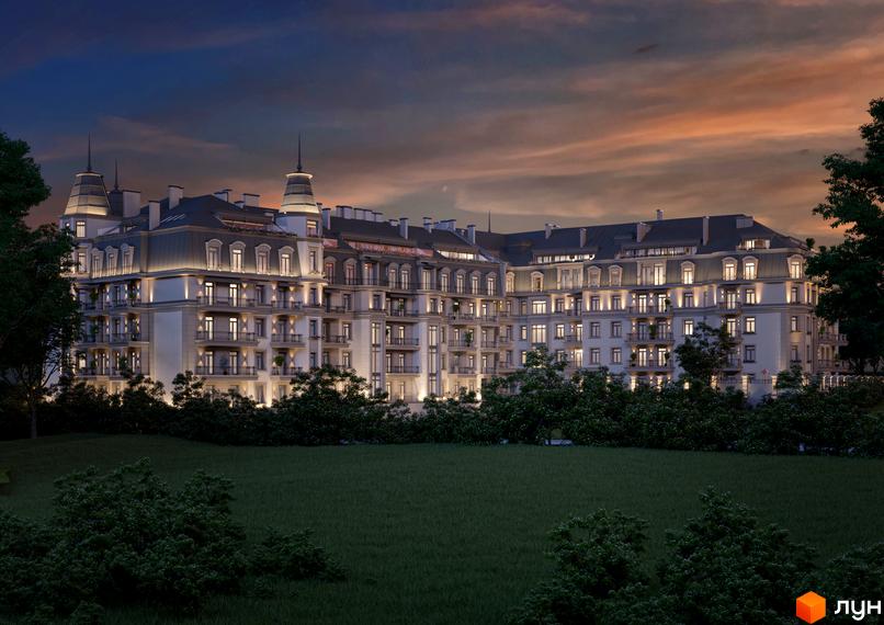 Клубний будинок „Консул“ з елегантною архітектурою та освітленням, оточений зеленою галявиною та деревами на заході сонця.