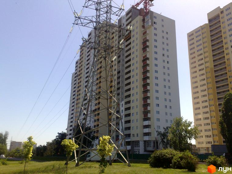 Житловий комплекс Перовський з висотними будинками та прибудинковою територією, озелененою деревами.